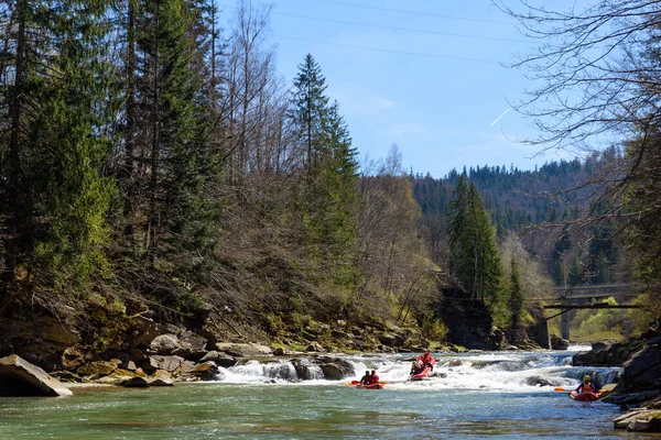 Dağ nehri rafting yarışması takımlar arasında