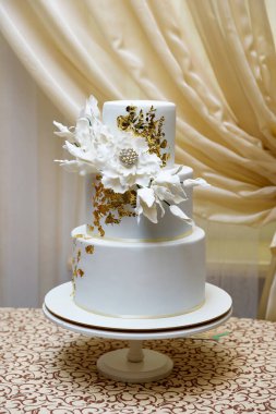 Üç katlı beyaz mastiğin düğün pastası