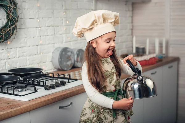 Маленькая Девочка Шапочке Шеф Повара Осматривает Чайник Кухне — стоковое фото
