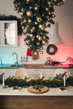 Yeni yıl mutfağı tuğla duvarlı.