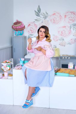 Eski tarz bir kız mutfakta çay içiyor.