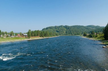 Dağ gibi nehir. Köprüden görüntüle