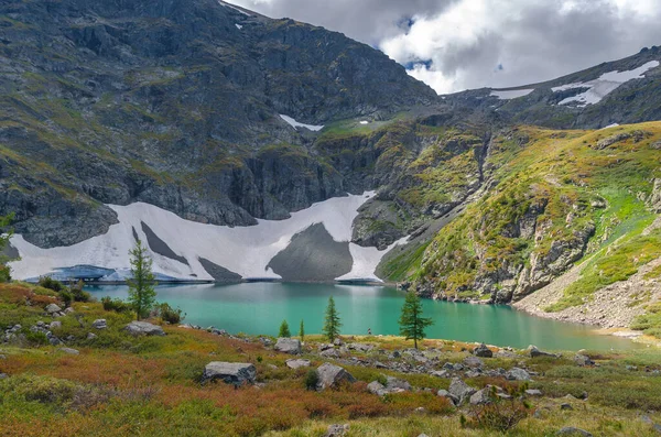Lago de alta altitude sem nome rodeado por rochas — Fotografia de Stock