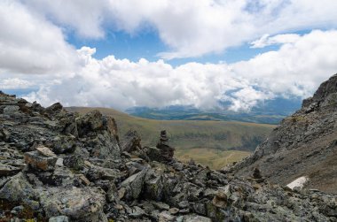 Bulutlu gökyüzü ve dağ sıraları