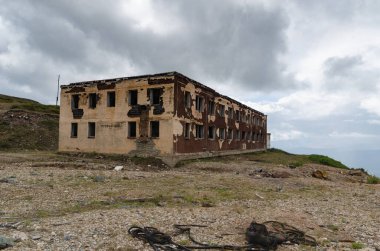 Çalışmayan bir maden işletmesinin terk edilmiş binası.