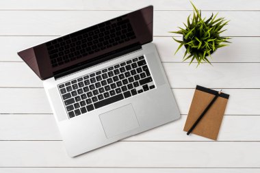 Beyaz ahşap masa üstünde modern laptop havai çekim