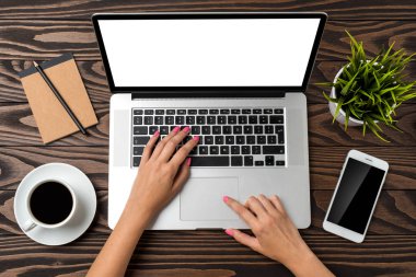 Modern ofis masaüstü. Üstten görünüm