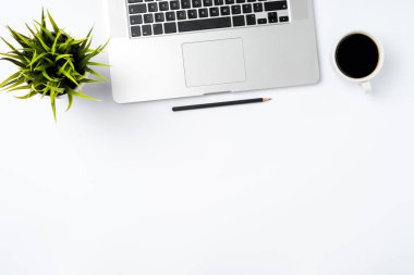 Office Masaüstü modern dizüstü bilgisayar ve aksesuarları. Üstten görünüm