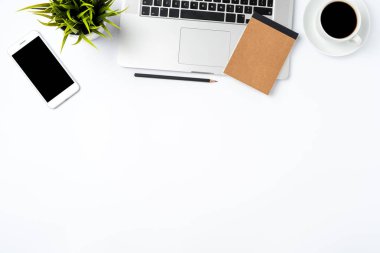 Office Masaüstü modern dizüstü bilgisayar ve aksesuarları. Üstten görünüm