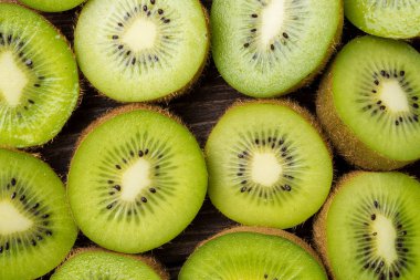 Kivi ahşap masa üzerinde yarısı. Yakın çekim