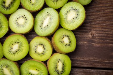 Kivi ahşap masa üzerinde yarısı. Yakın çekim