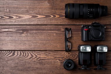 Ahşap masa üzerinde fotoğraf ekipmanı