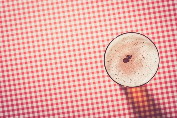 Verre Bière Sur Fond Carreaux Rouges — Photo