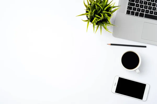Office Masaüstü modern dizüstü bilgisayar ve aksesuarları. Üstten görünüm