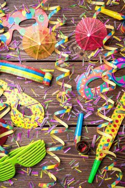 Renkli parti arka plan üzerinde ahşap masa