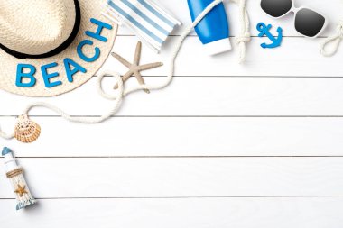 Beyaz ahşap masa üzerinde plaj aksesuarları. Yaz arka plan