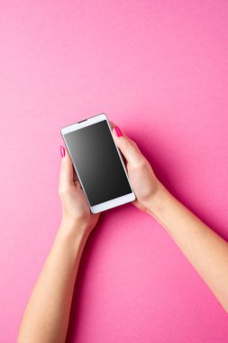 Beyaz akıllı telefon kullanan kadın. Yakın çekim