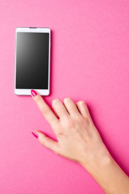 Beyaz akıllı telefon kullanan kadın. Yakın çekim