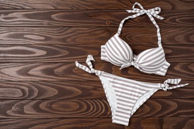 Ahşap arka plan üzerinde plaj aksesuarları. Üstten görünüm