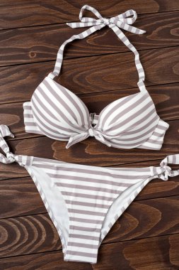 Ahşap arka plan üzerinde plaj aksesuarları. Üstten görünüm