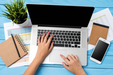 Modern ofis masaüstü iş kadını elleriyle. Üstten görünüm