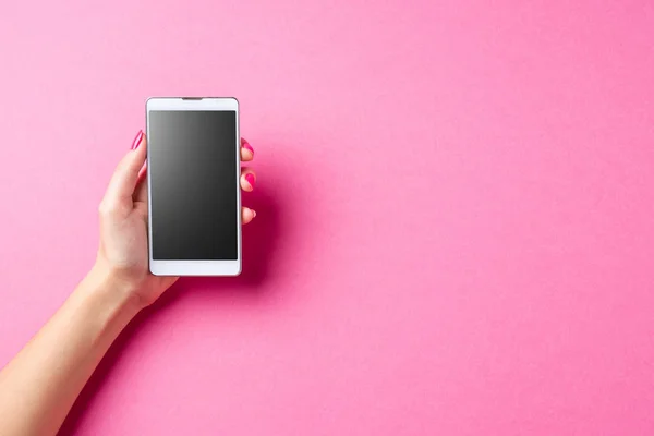 Vrouw Met Behulp Van Witte Slimme Telefoon Close — Stockfoto