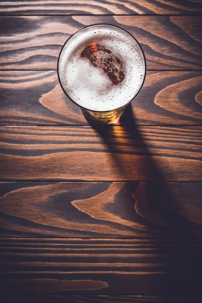 Vaso Cerveza Sobre Una Vieja Mesa Madera Oscura Vista Superior — Foto de Stock