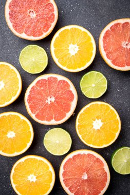 Narenciye karanlık taş zemin üzerine yarısı