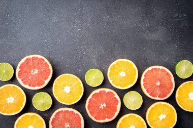 Narenciye karanlık taş zemin üzerine yarısı