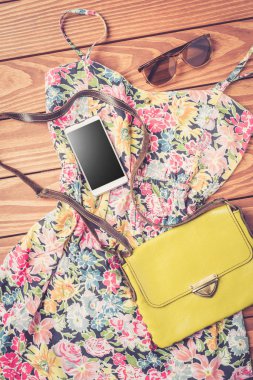 Çanta ve aksesuarları ile kadın yaz kıyafeti