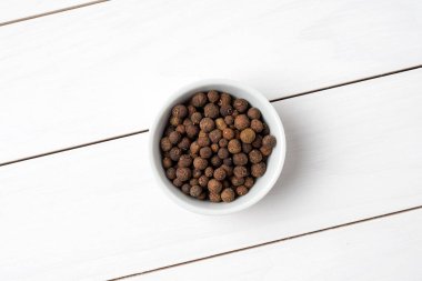 Yenibahar beyaz kase. Yakın çekim