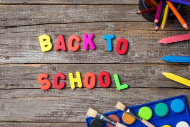 Okul malzemeleri veya eski ahşap masa aksesuarları