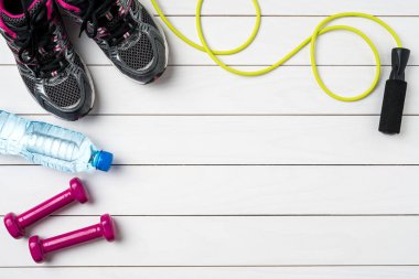 Beyaz ahşap zemin üzerine açık veya spor aksesuarları