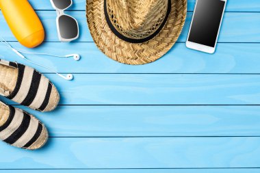 Mavi ahşap arka plan üzerinde plaj veya yaz aksesuarları