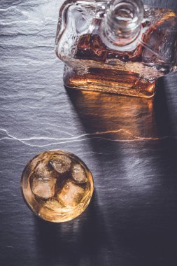 Viski cam karanlık taş masada