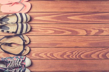 Ahşap arka plan üzerinde kadın ayakkabı modellerimiz