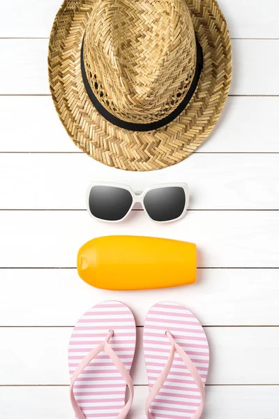 Sommerhintergrund Mit Strohhut Sonnenbrille Sonnenschutzflasche Und Rosa Flip Flops — Stockfoto