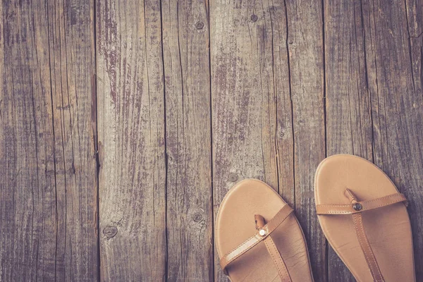 Zapatos Femeninos Sobre Una Vieja Mesa Madera — Foto de Stock