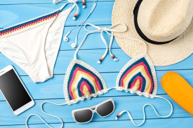 Mavi ahşap zemin üzerinde plaj aksesuarları