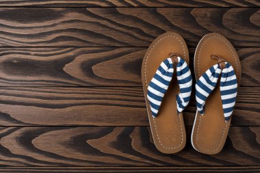 Flip flop ahşap arka plan üzerinde. Yakın çekim