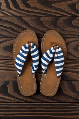 Flip flop ahşap arka plan üzerinde. Yakın çekim