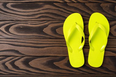 Flip flop ahşap arka plan üzerinde. Yakın çekim