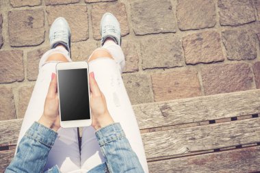 Modern beyaz smartphone kullanan kadın. Üstten görünüm