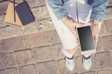 Modern beyaz smartphone kullanan kadın. Üstten görünüm