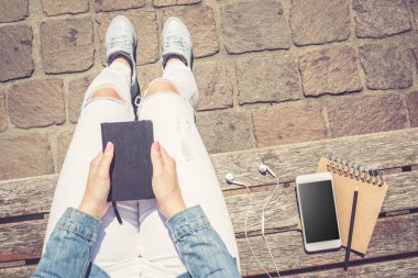 Kadın holding boş defter. Üstten görünüm