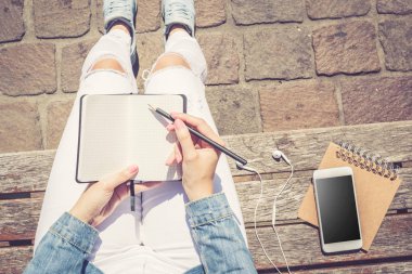 Boş not defterinde yazılı bir kadın. Üstten Görünüm