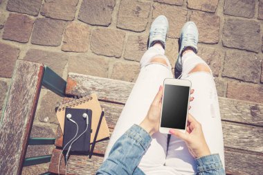 Modern beyaz smartphone kullanan kadın. Üstten görünüm