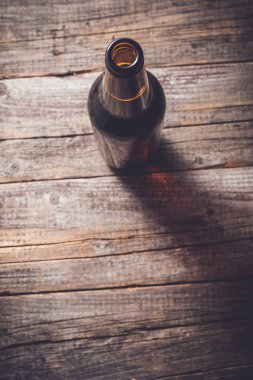 Eski ahşap masa bira şişesi. Yakın çekim