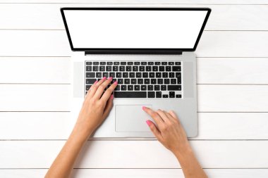 Ofiste modern beyaz dizüstü kullanan kadın. Üstten görünüm