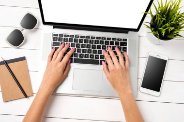 Ofiste modern beyaz dizüstü kullanan kadın. Üstten görünüm